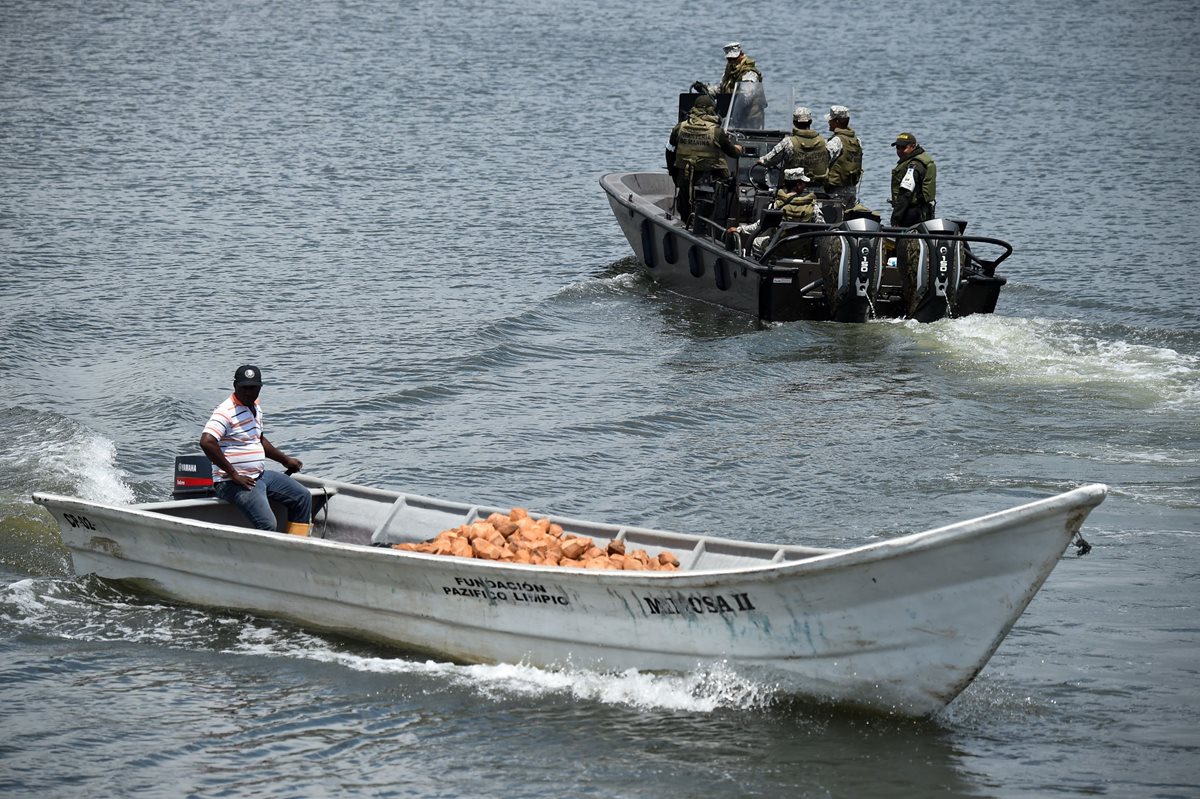 Efectivos de la Marina colombiana patrullan las aguas alrededor del municipio de Tumaco, Departamento de Nariño. (AFP).