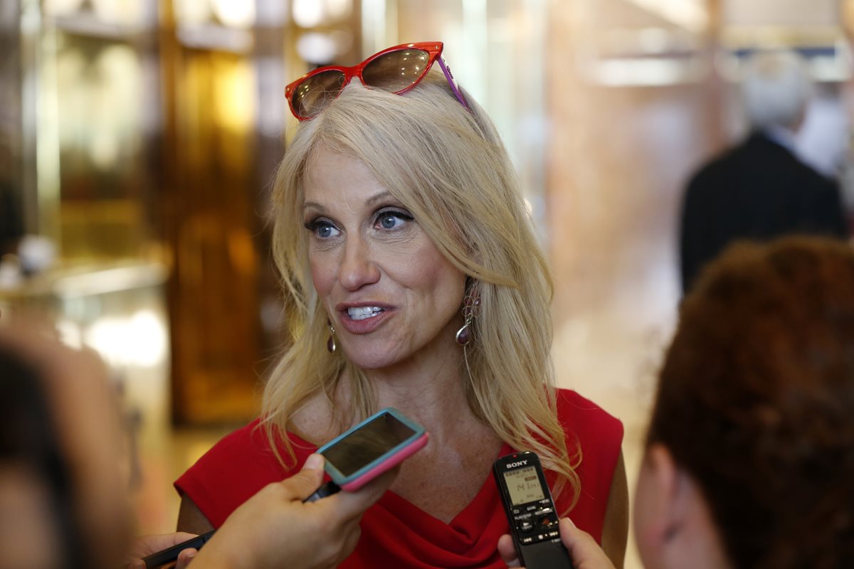 Kellyanne Conway, la jueva jefa de campaña de Donald Trump, habla a los medios de comunicación. (Foto Prensa Libre: AP).