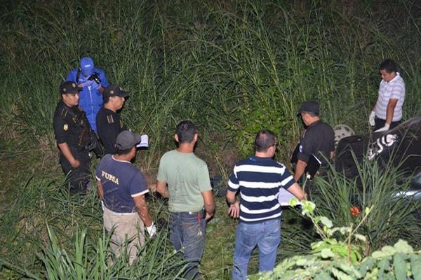 Curiosos observan el vehículo donde se transportaba la víctima. (Foto Prensa Libre: Víctor Gómez).