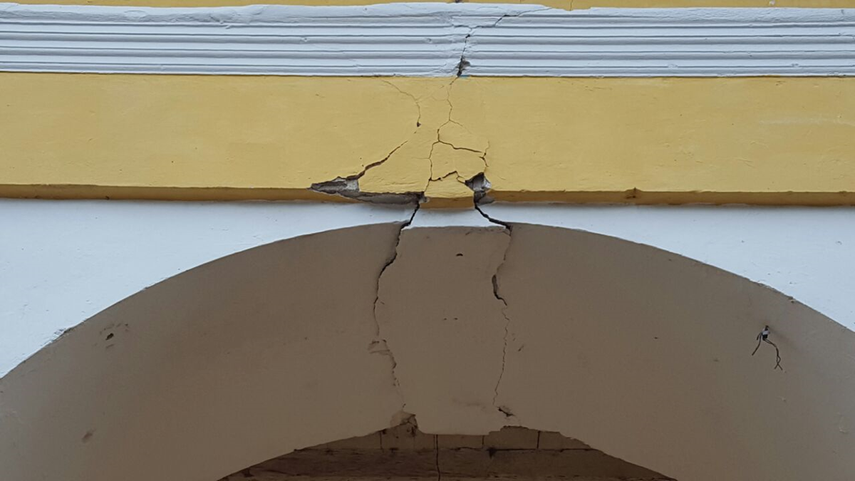 Arco de la Torre del Reloj en Ciudad Vieja, Sacatepéquez, con daños en su estructura. (Foto Prensa Libre: Julio Sicán)