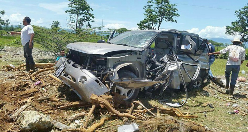 Vehículo accidentado en la ruta entre Lívingston y El Estor. (Foto Prensa Libre: Dony Stewart).