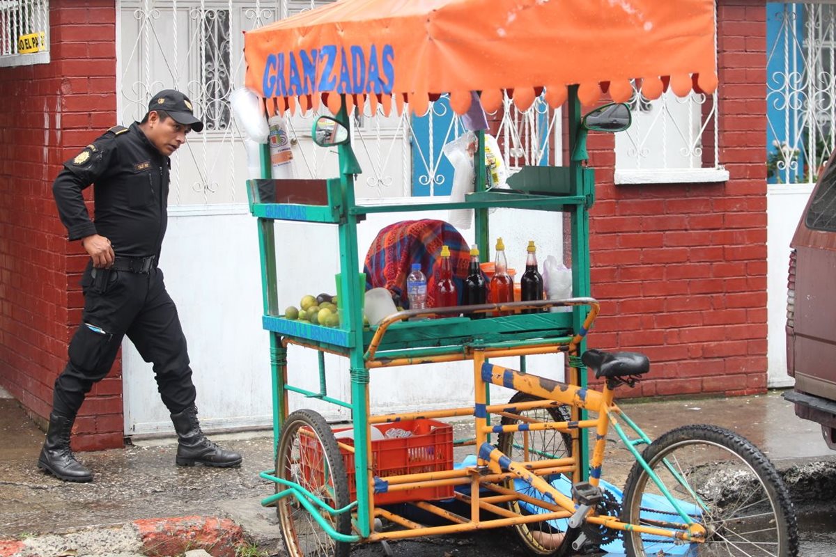 Un policía resguarda la escena del crimen. (Foto Prensa Libre: Erick Avila)