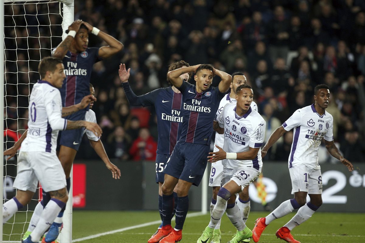 Los jugadores del PSG se lamentan por una opción de gol perdida. (Foto Prensa Libre: AP)