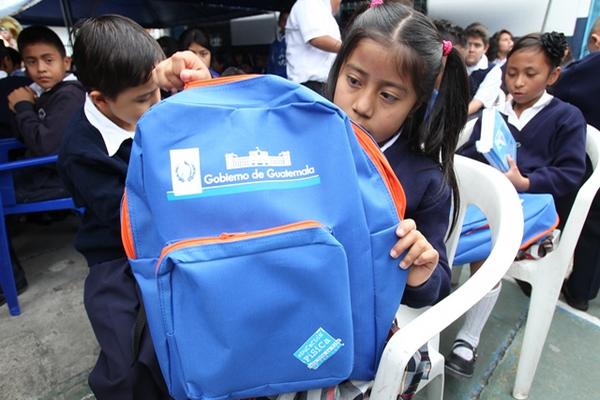 El Mineduc compró más de 2 millones de mochilas en enero de 2015. (Foto Prensa Libre: Hemeroteca PL)