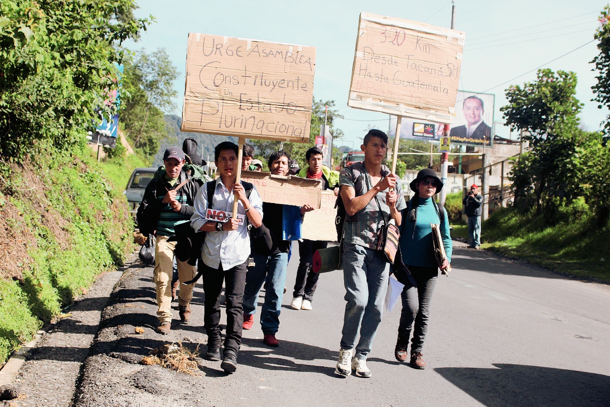 Grupo salió esta mañana de San Pedro Sacatepéquez. (Foto Prensa Libre: Aroldo Marroquín)