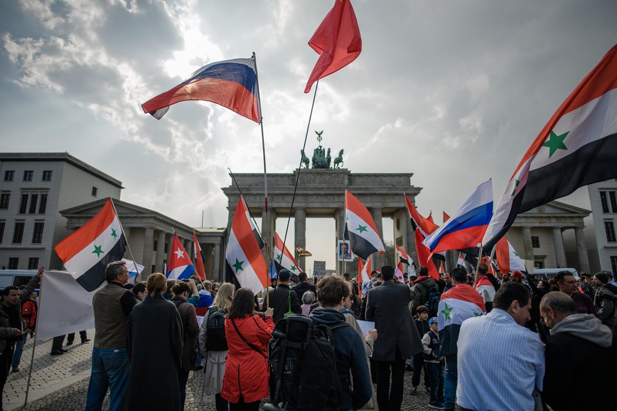 Protestas en Berlín, Alemania, contra los bombardeos en Siria. (Foto Prensa Libre: EFE)