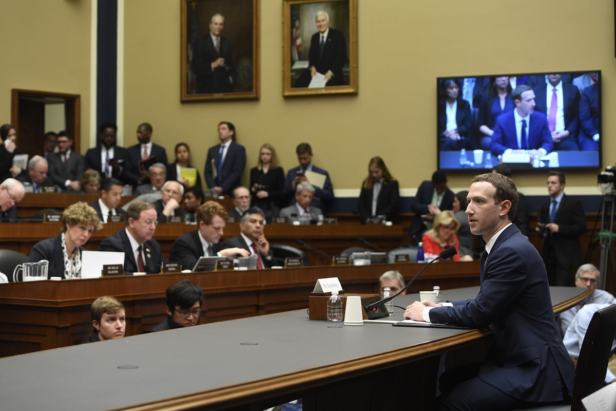 Mark Zuckerberg testifica durante una audiencia del Comité de Energía y Comercio de la Cámara de Representantes de EE. UU. (AFP).
