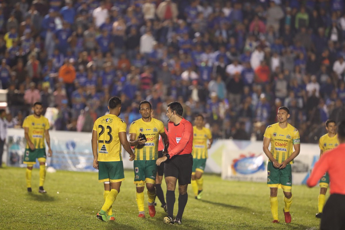 Ángel Rodríguez le entrega a Mario Escobar la botella con la que golpearon al árbitro durante el juego Cobán Imperial vs Xelajú MC. (Foto Prensa Libre: Edwin Fajardo)