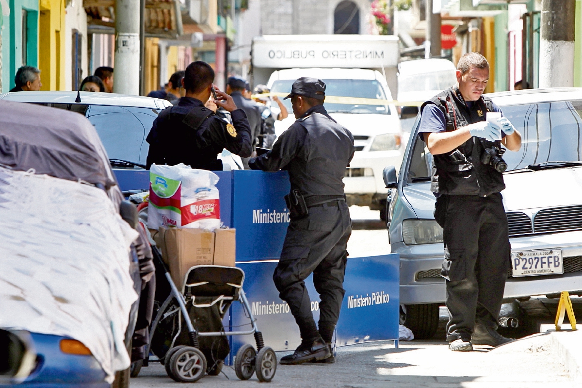 Un niño de 14 años y su madre, Claudia Marina Saquic, murieron a balazos el pasado 15 de marzo y quedaron junto a la carreta con el producto que vendían. (Foto Prensa Libre: Hemeroteca PL)