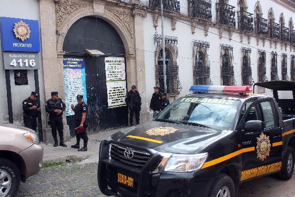 Agentes de la PNC, durante la requisa que efectuaron en la cárcel preventiva de Xelajú.