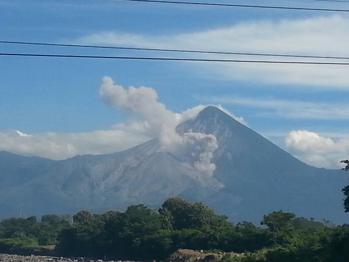 Vista del volcán Santiaguito desde Retalhuleu. (Foto Prensa Libre: Rolando Miranda)