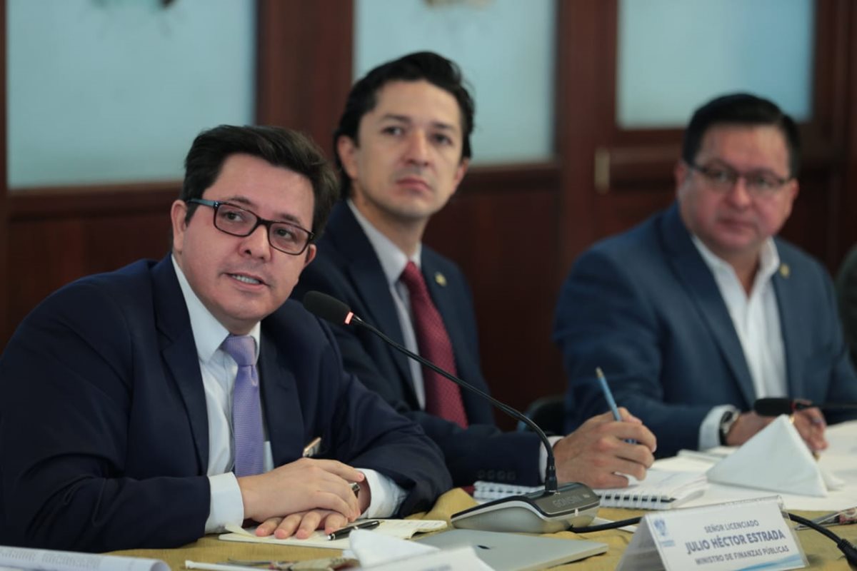 El ministro de Finanzas pidió a los jefes de bloque del Congreso que aprueben un préstamo de unos Q1 mil 850 millones. (Foto Prensa Libre: Carlos Hernández)