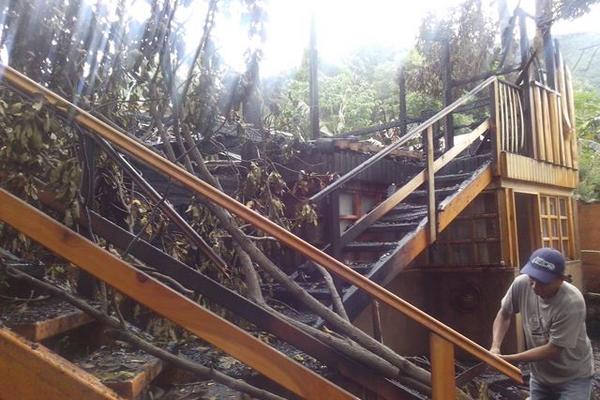 Un incendio consumió este lunes parte del hotel Paco Real, en la zona turística de San Marcos La Laguna, Sololá. (Foto Prensa Libre: Ángel Julajuj)<br _mce_bogus="1"/>