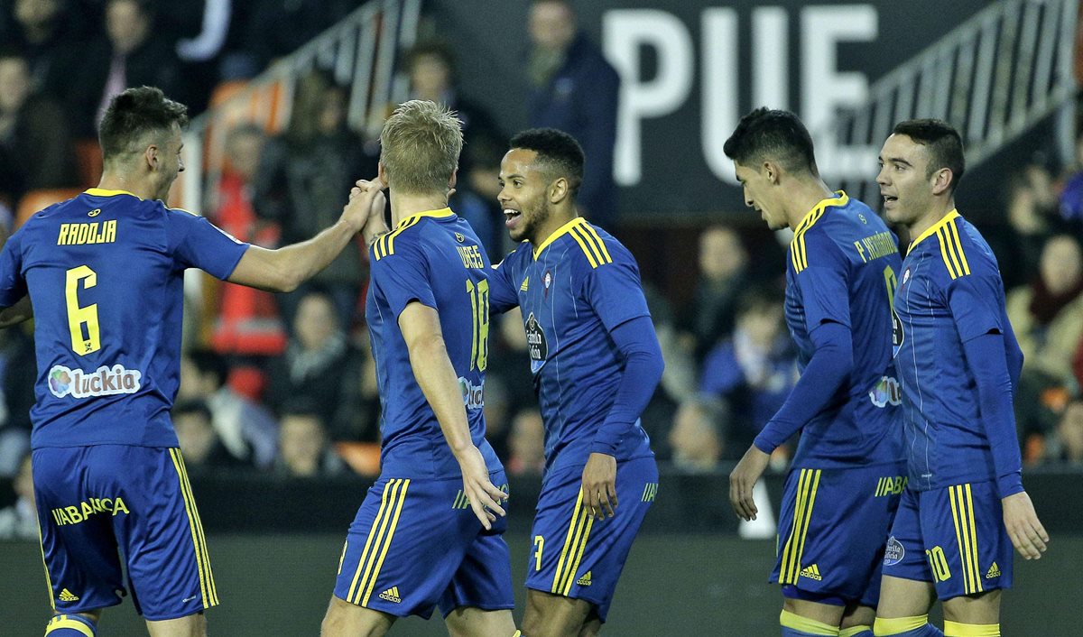 El delantero del RC Celta de Vigo, Théo Bongonda (c), celebra con sus compañeros, el segundo gol de su equipo ante el Valencia CF durante el partido de ida de octavos de final de la Copa del Rey. (Foto Prensa Libre: EFE)