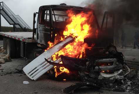 El conductor de un camión cargado con cemento al parecer disparó contra los manifestantes, molestó por el bloqueo en la ruta Interamericana. (Foto Prensa Libre: Ángel Julajuj)