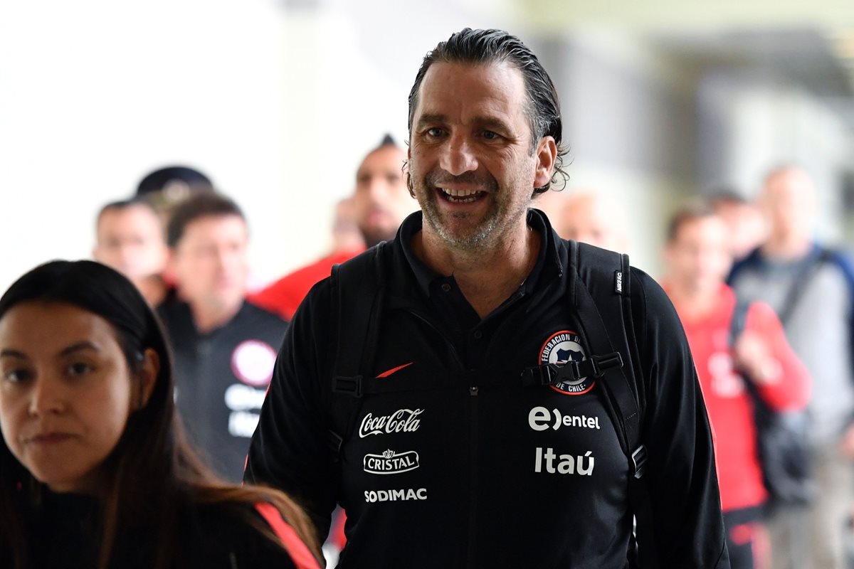 Juan Antonio Pizzi a su llegada al aeropuerto internacional de Sheremetyevo en Moscow. (Foto Prensa Libre: AFP)