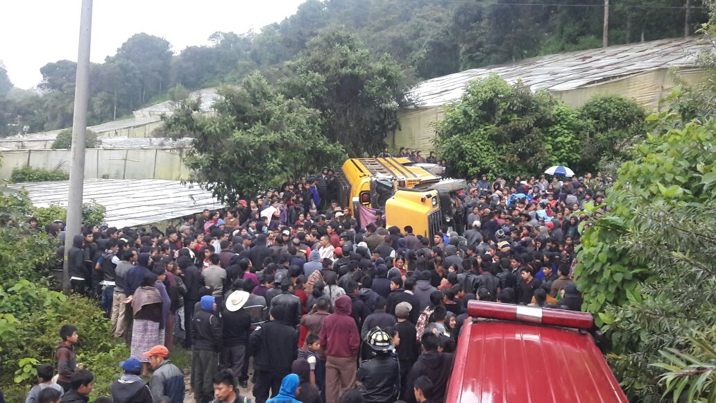 Vuelca bus en San Juan Sacatepéquez. (Foto Prensa Libre: CBV)