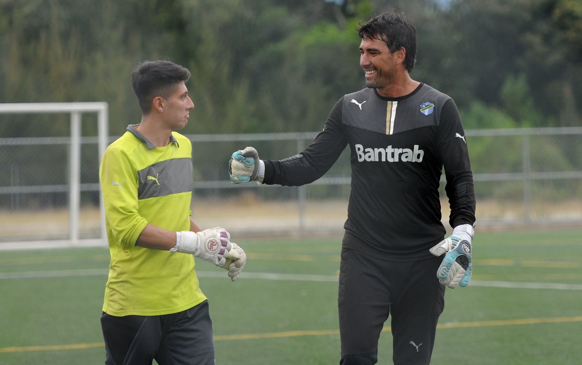 Luis Pedro Molina (derecha) espera una oportunidad en Comunicaciones. (Foto Prensa Libre: Jeniffer Gómez)