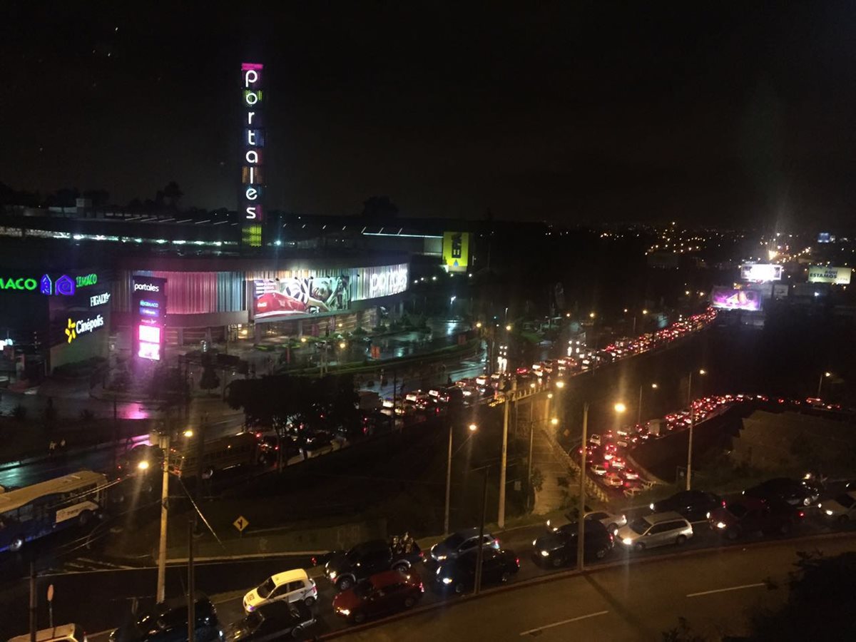 Automovilistas hacen largas filas en la ruta al Atlántico, derivado de bloqueo que vecinos de la colonia Jesús de la Buena Esperanza, zona 6. (Foto Prensa Libre: Edwin Bercián)