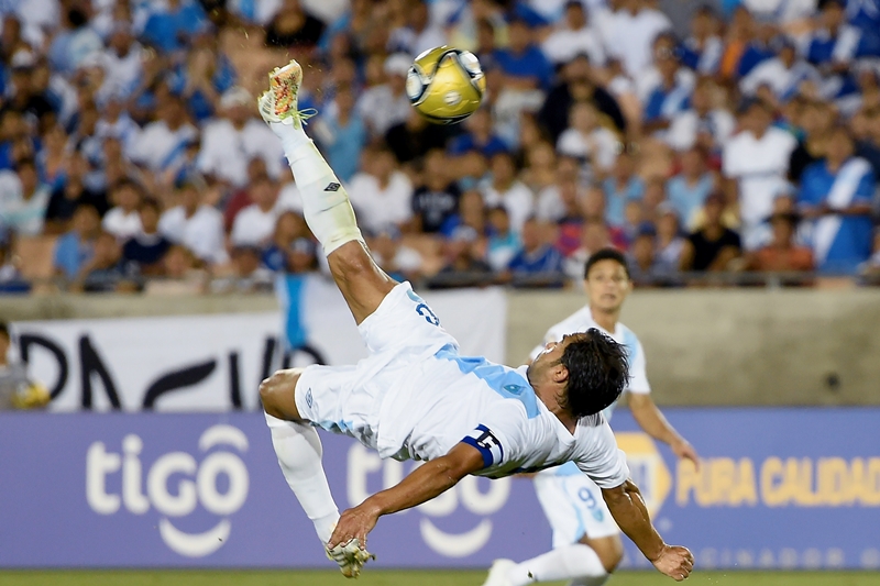 Carlos Ruiz asegura que Messi es el mejor del mundo, pero votó por Javier Mascherano. (Foto Prensa Libre: Hemeroteca)