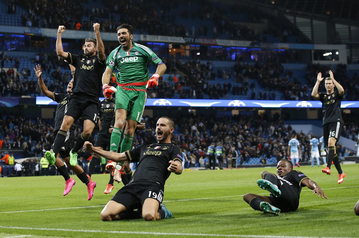 Los futbolistas de la Juventus celebran eufóricos su triunfo ante el City en el Etihad Stadium, de Mánchester, Inglaterra. (Foto Prensa Libre: AP)