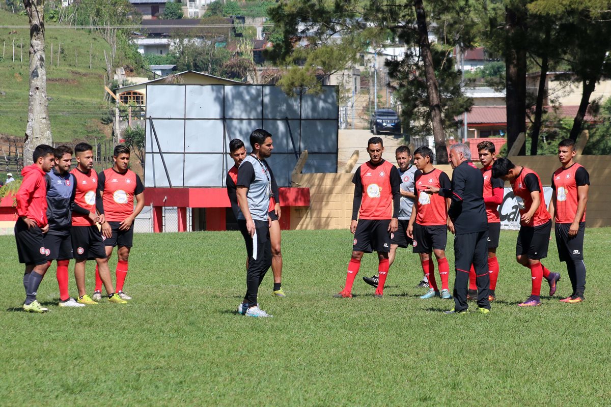 Sergio Pardo, técnico chileno de Carchá, habla con sus jugadores en el último entrenamiento previo al partido de este miércoles contra Xelajú. (Foto Prensa Libre: Eduardo Sam)