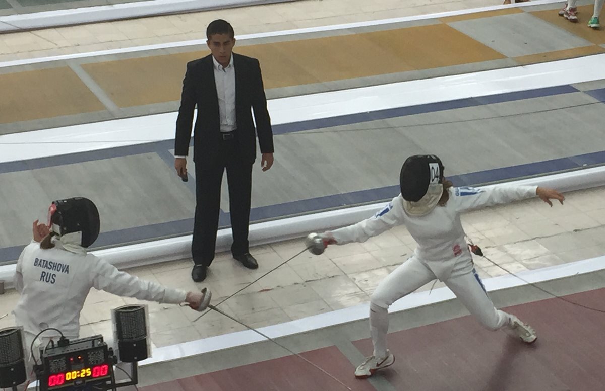 Isabel Brand -Derecha- durante la prueba de esgrima del Campeonato Mundial Juvenil de Pentatlón Moderno. (Foto Prensa Libre: Cortesía: Siegfried Brand)