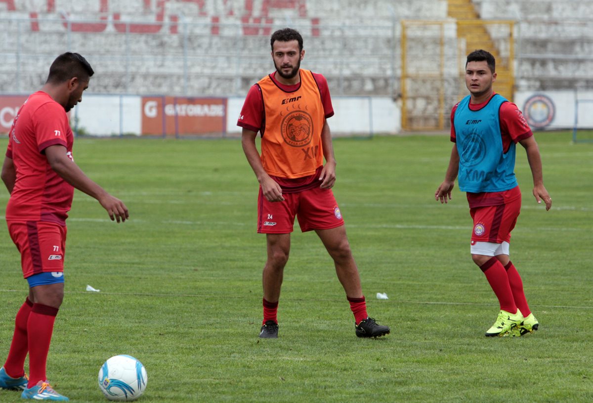 El volante Aslinn Rodas —centro— se esfuerza en cada entrenamiento y en cada partido, ya que pretende ser titular y sumar más minutos en los siguiente juegos. (Foto Prensa Libre: Carlos Ventura)