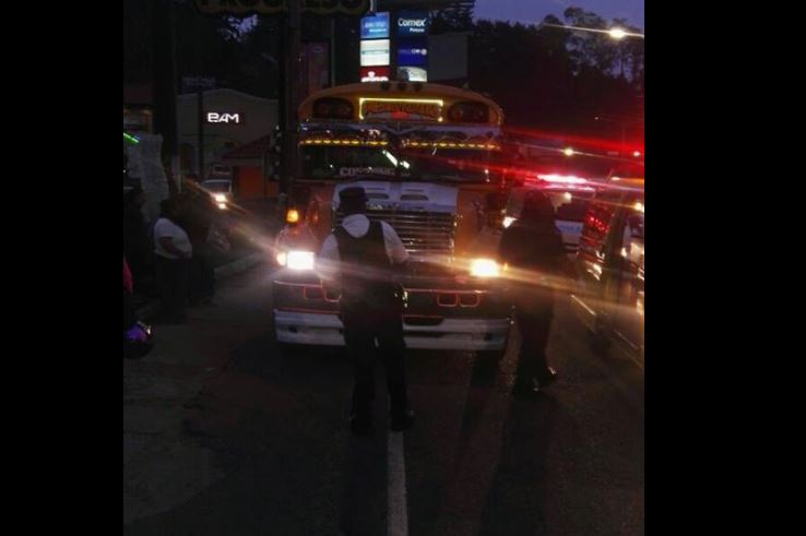 Autobús donde ocurrió un ataque armado en ruta a El Salvador. (Foto Prensa Libre: PMT Santa Catarina Pinula).