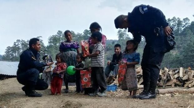 Niños de San Bartolomé Jocotenango reciben juguetes obsequiados por agentes de la PNC. (Foto Prensa Libre: Óscar Figueroa)