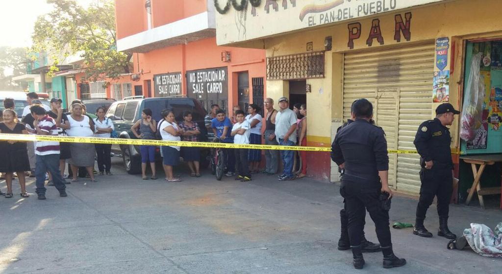 Lugar donde quedó el cuerpo de Sergio Morales, en Santa Lucía Cotzumalguapa. (Foto Prensa Libre: Enrique Paredes).