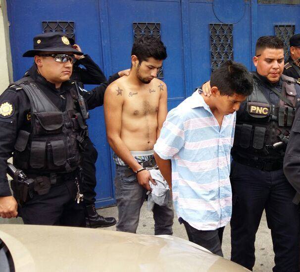 Los detenidos fueron remitidos a un juzgado para que solventen su situación legal. (Foto Prensa Libre: Cortesía PNC)