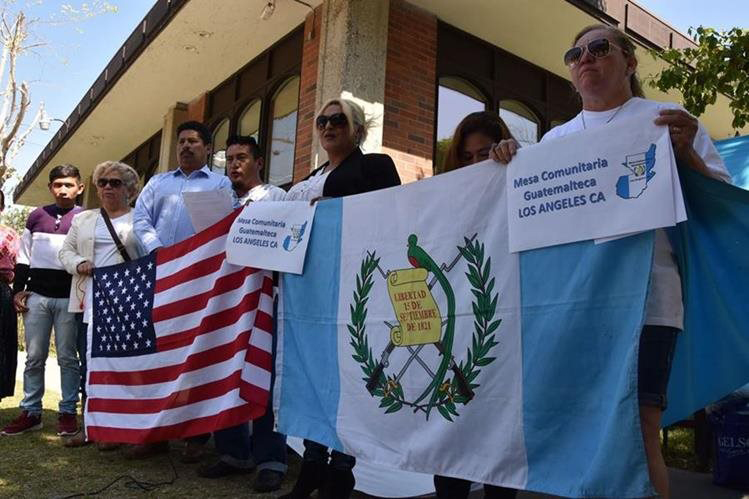 Un grupo de connacionales protesta frente al consulado de Guatemala en Los Ángeles, California, Estados Unidos, por la falta de pasaportes. (Foto Prensa Libre: EFE)