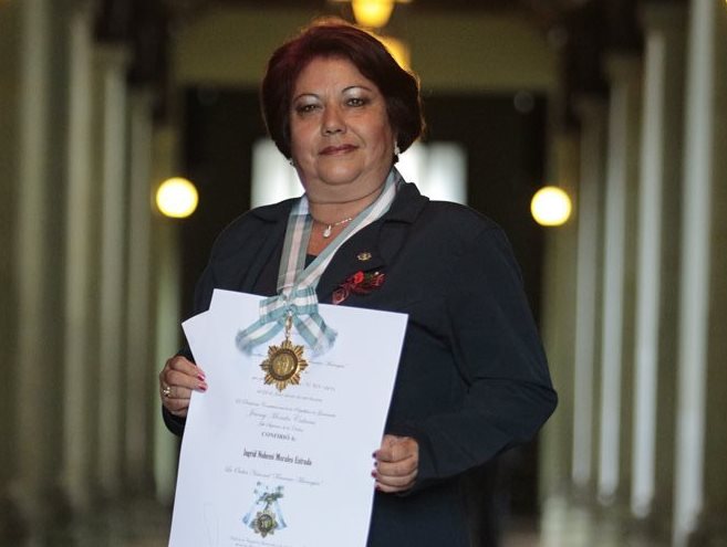 Ingrid Nohemi Morales es galardonada en la Ceremonia.  (Foto por Carlos Hernández)