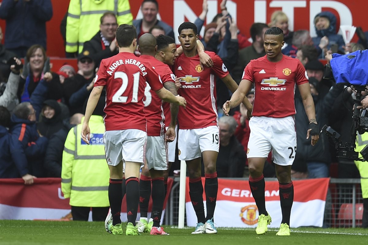 Marcus Rashford abrió el marcador en la victoria 2-0 del Mánchester United frente al Chelsea. (Foto Prensa Libre: AFP).