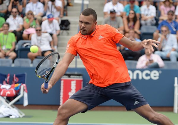 Wilfried Tsonga, de Francia, le devuelve un remate a Sergiy Stakhovsky, de Ucrania, durante su juego en el US Open de tenis (Foto Prensa Libre: EFE)