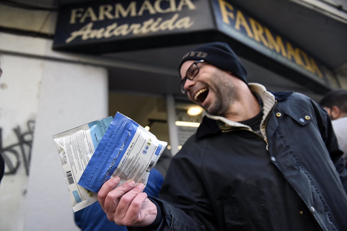 Un hombre sale de una farmacia en Montevideo, Uruguay, tras haber adquirido marihuana en dos presentaciones. (Foto Prensa Libre: AP)