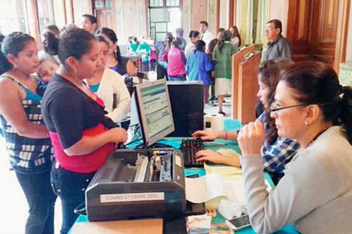 Las mujeres son procedentes de la zona 25 y llegaron a la sede central del TSE. (Foto Prensa Libre: Edwín Pitán)