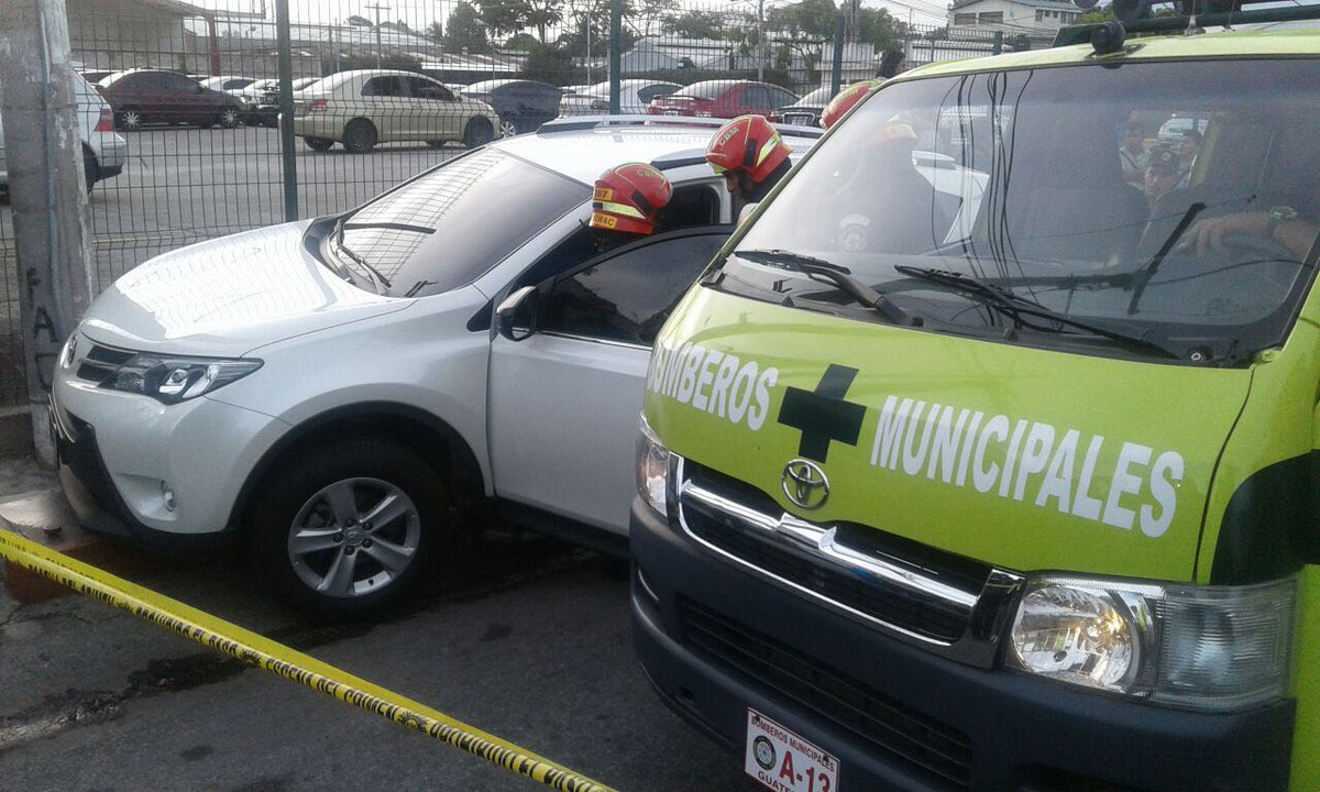 Socorristas permanecen en la escena del crimen. (Foto: Bomberos Municipales)