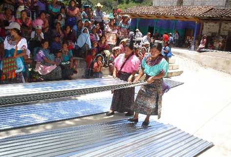 Fonapaz es una de las instituciones que brinda asistencia a personas  que viven en pobreza, con planes como la entrega de láminas.