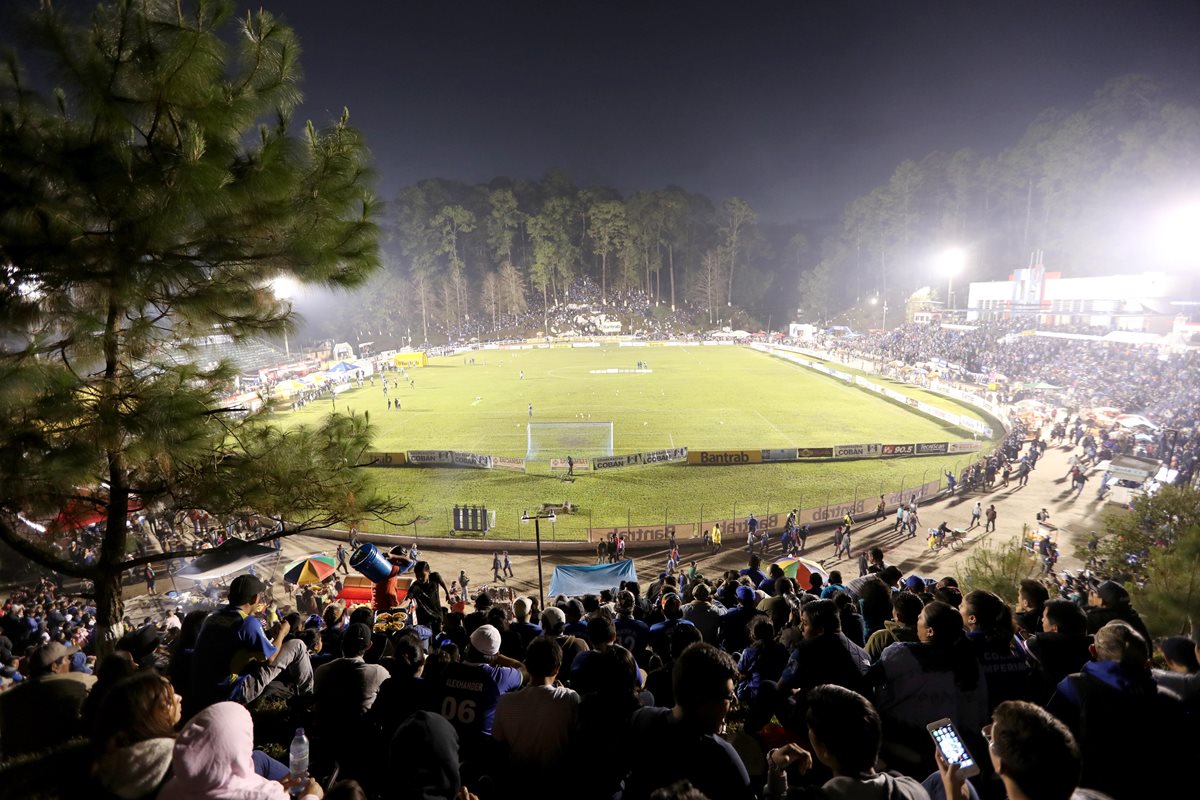 El estadio Verapaz lució sus mejores galas para el duelo de ida de las semifinales del Apertura 2017.