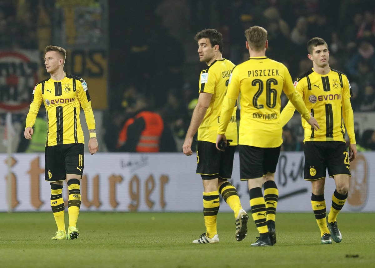 Marco Reus no puede creer que su equipo se quedó a un paso del triunfo. (Foto Prensa Libre: EFE)