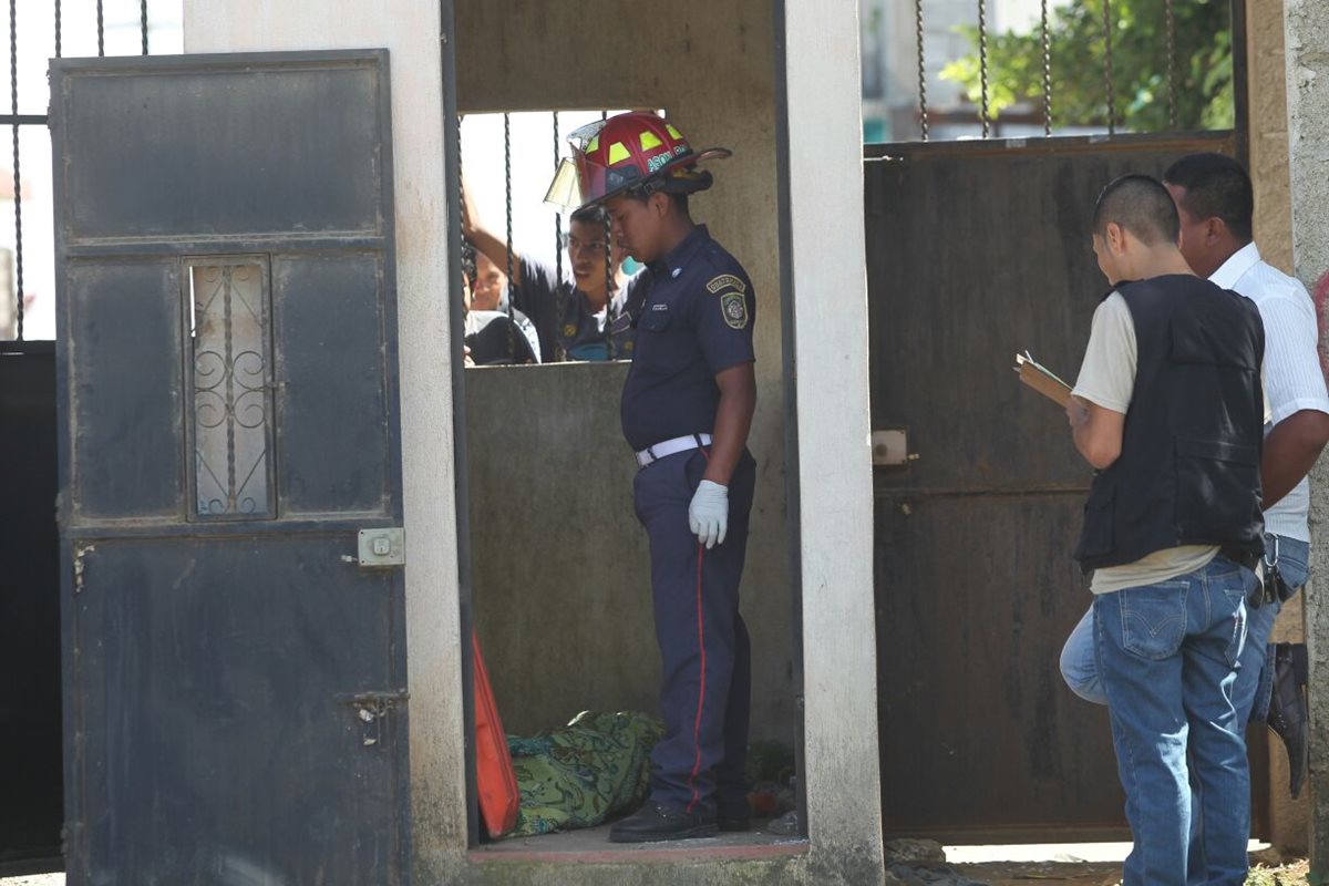 El cuerpo de Héctor Rolando Carranza Santos, fue localizado adentro de una garita de seguridad en Peronia, Villa Nueva. (Foto Prensa Libre: Érick Ávila)