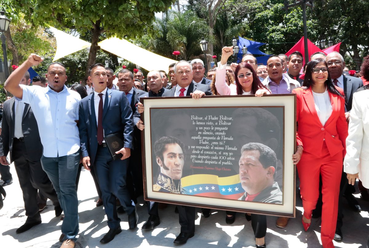 Delcy Rodríguez -de rojo-, antes de ser juramentada como presidenta de la Constituyente en Venezuela. (Foto Prensa Libre: EFE)