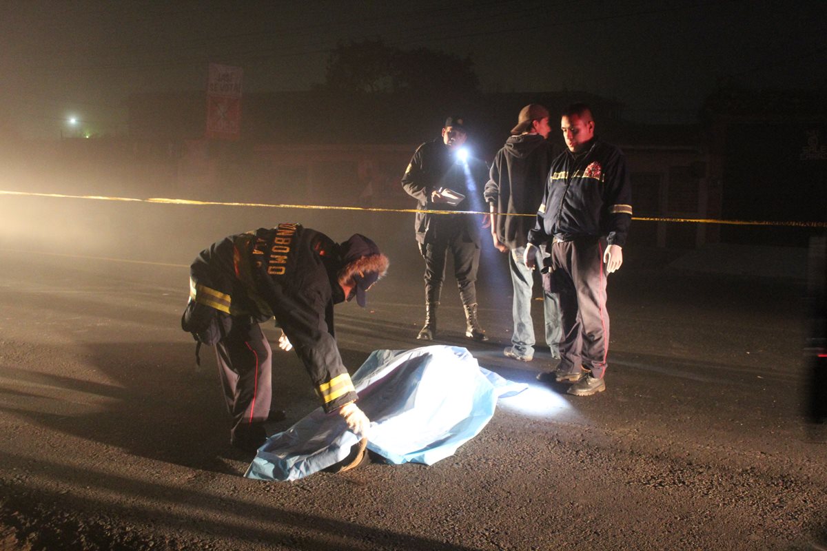 Socorristas resguardan cuerpo de hombre arrollado en Chimaltenango. (Foto Prensa Libre: Víctor Chamalé)