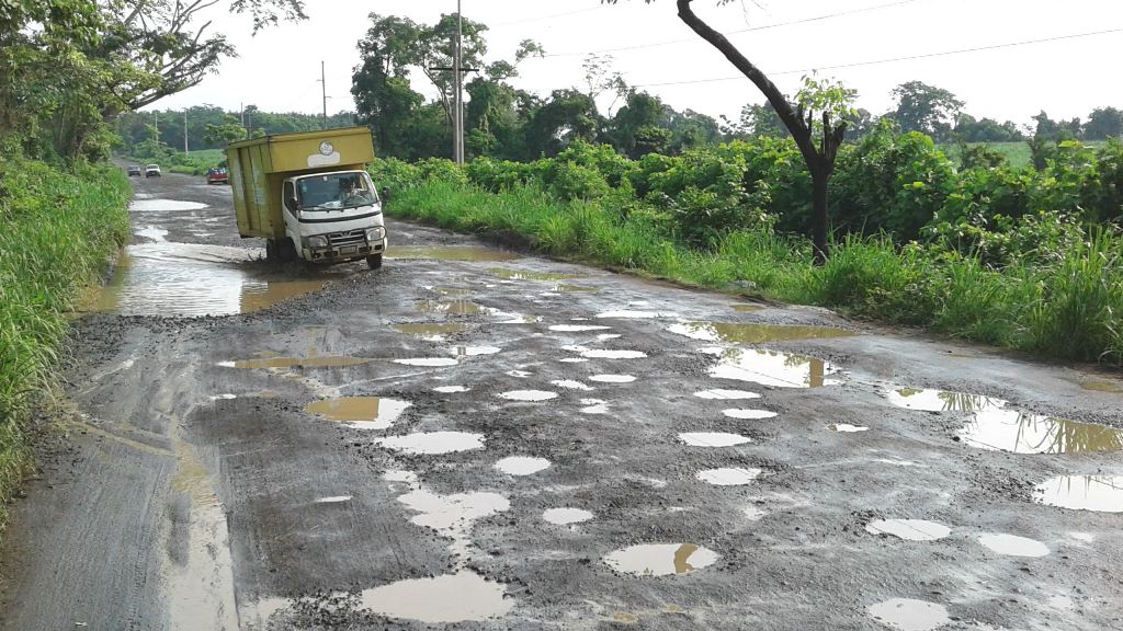 Unos 60 kilómetros de la ruta que conduce a las playas de Tulate se encuentran en pésimas condiciones. (Foto Prensa Libre: Melvin Popá)