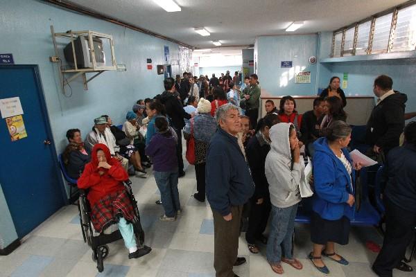 Cientos de pacientes entraron en las    consultas externas, pero no fueron atendidos.