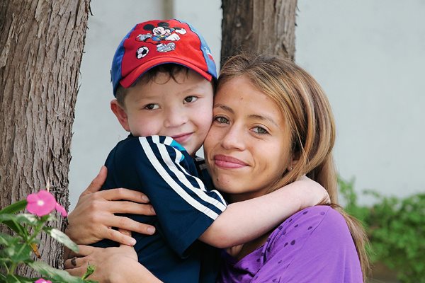 La marchistas guatemalteca Mayra Herrera junto a su hijo José, de 4 años. (Foto Prensa Libre: Fernando López R.)