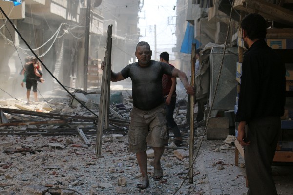 Un sirio camina en una calle llena de escombros después de un ataque aéreo.(Foto Prensa Libre:AFP).