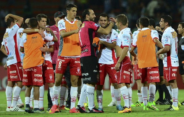 Los jugadores de Huracán festejan al final del partido. (Foto Prensa Libre: AFP)